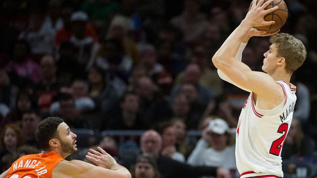 Clevelandin Larry Nance Jr. katsoo vierestä kun Lauri Markkanen heittää.