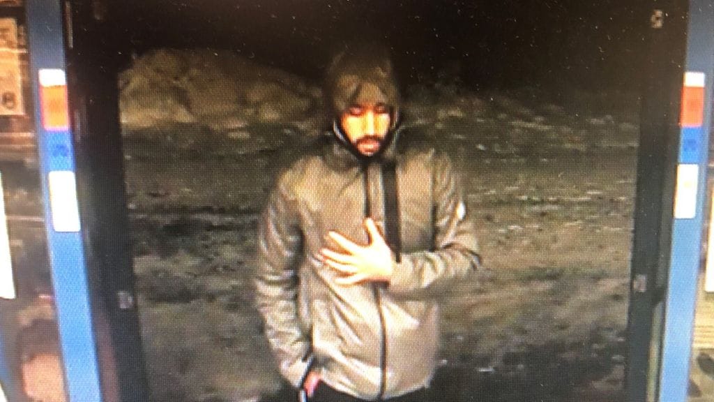 Poliisi pyytää havaintoja kuvassa näkyvästä miehestä, joka ryösti K-Marketin Turussa.