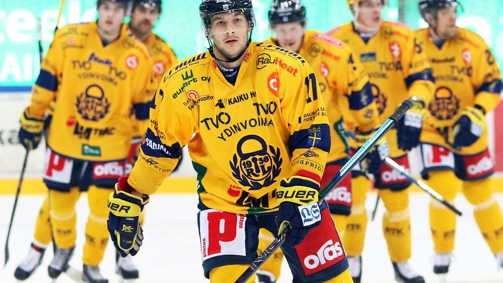 Justin Danforth yrittää johdattaa Lukon voittoon TPS:ää vastaan SM-liigan ottelussa.