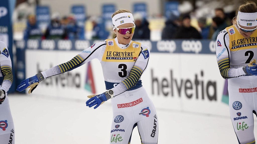 Stina Nilsson "flossasi" sprintin voittojuhlissa.