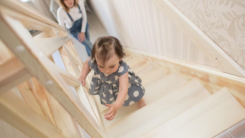 Äiti havahtui jostakin syystä aamuyöllä ja kuuli puhetta käytävästä. Kuvituskuva.