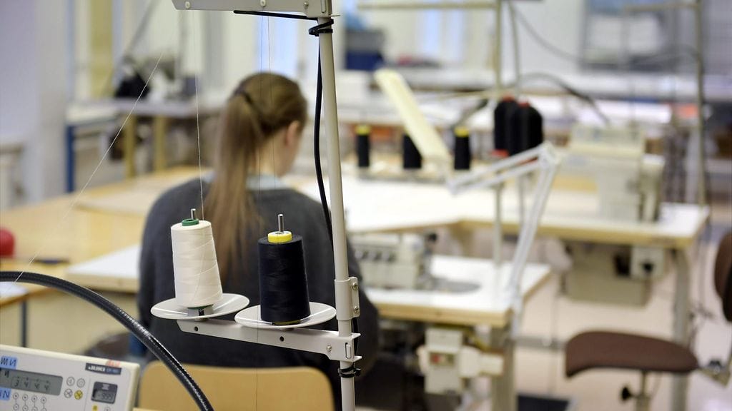 Vanki työskentelee Hämeenlinnan vankilan ompelimossa. Kuva vuodelta 2017.
