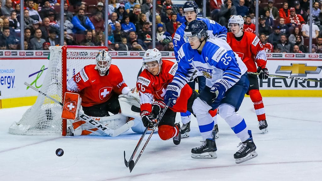 Aarne Talvitie (etualalla) nakutti kaksi maalia. Takana Rasmus Kupari (numero 19) iski puolestaan tehot 1+2, kun Suomi kaatoi Sveitsin nuorten MM-kisojen välieräottelussa lukemin 6-1.