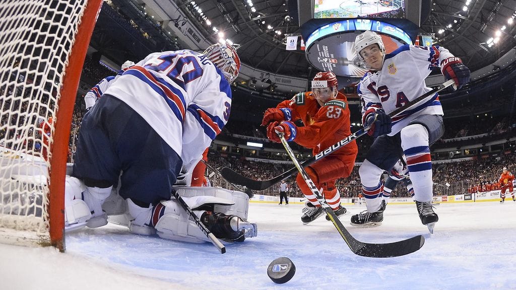 USA:n puolustaja Phil Kemp pelasti maalin viime hetkellä Venäjää vastaan nuorten MM-kisojen välieräpelissä.