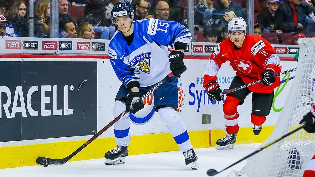 Nuorten Leijonien Henri Jokiharju luisteli Sveitsin pelaajilta karkuun välieräottelussa.