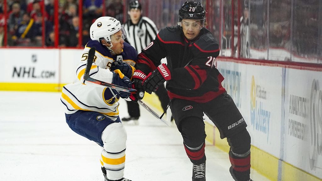 Buffalo Sabresin Jeff Skinner yritti estellä Sebastian Ahoa.