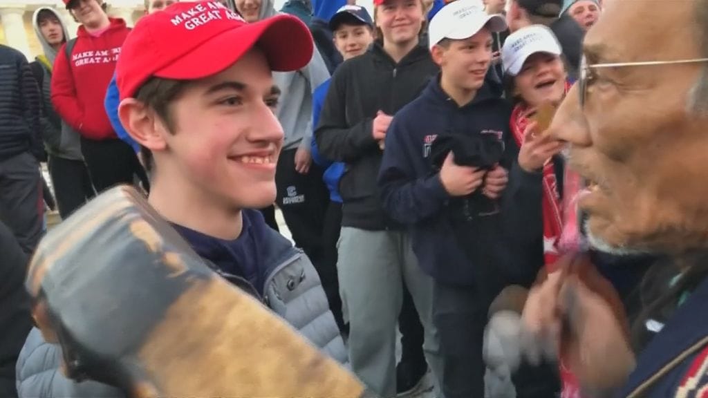 Katolisen koulun opiskelijat häiriköivät alkuperäiskansan marssia muun muassa huutamalla "rakentakaa muuri" -iskulausetta.