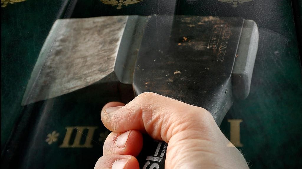 Ryöstössä käytettiin Fiskarsin kirvestä.