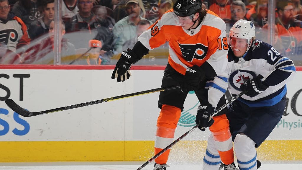 Philadelphia Flyersin Nolan Patrick nappasi kiekon Patrik Laineelta.