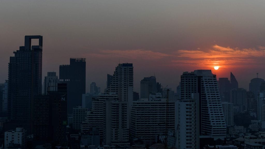 Savusumupilveä pidetään seurauksena liikenteen ja tehtaiden päästöistä, rakennustöistä ja peltosänkien poltosta.