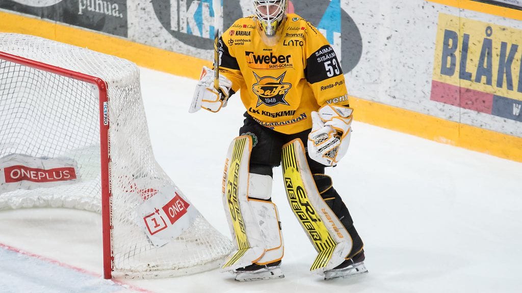 Niclas Westerholm torjuu vaihtopenkilläkin kiekkoja.