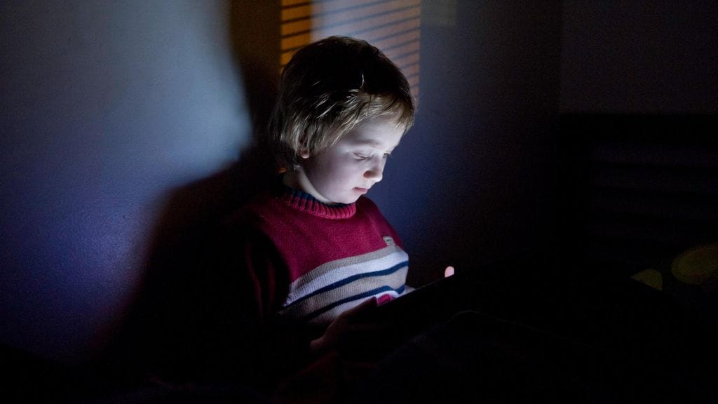 Eduskunnan liikenne- ja viestintävaliokunnan jäsenen Heikki Auton mukaan lapset ja nuoret ympäri maailman ovat viime vuosina joutuneet sosiaalisen median myötä osaksi massiivista ihmiskoetta.