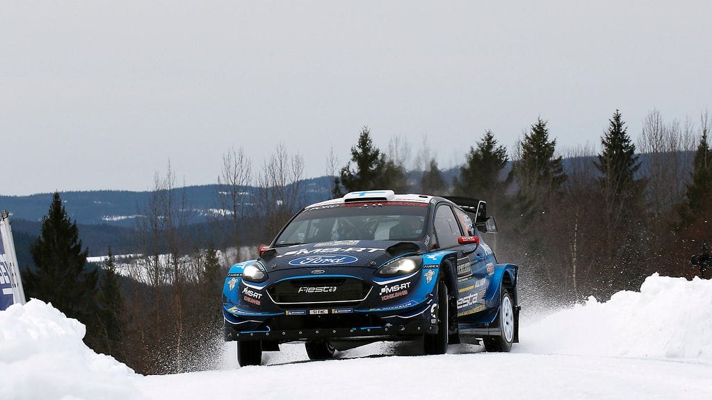 Teemu Suninen Ruotsin MM-rallin lumisilla teillä.