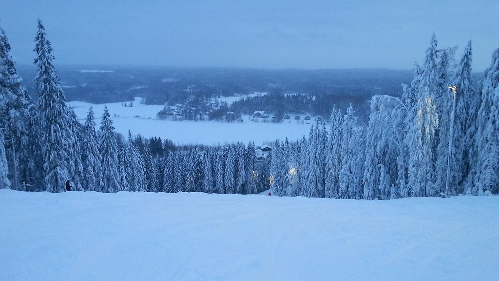 Himoksella on hiihto- ja laskettelukaudella aktiivinen yöelämä. Kuvituskuva.