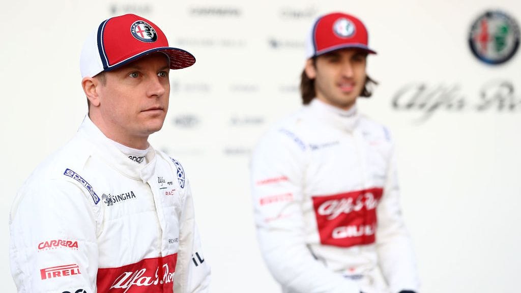 Onko Kimi Räikkönen alfauros? Antonio Giovinazzi lymyilee taustalla.