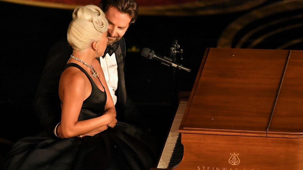 Lady Gaga ja Bradley Cooper kuohuttivat Oscar-yleisöä tunteikkaalla esityksellään.