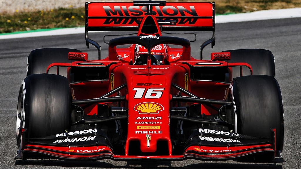 Ferrarin etusiipi on täysin päinvastaisesti suunniteltu kuin Mercedeksellä.