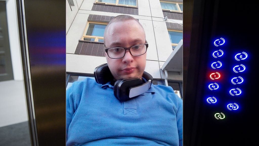 Kuvitus mies jumittui hissiin