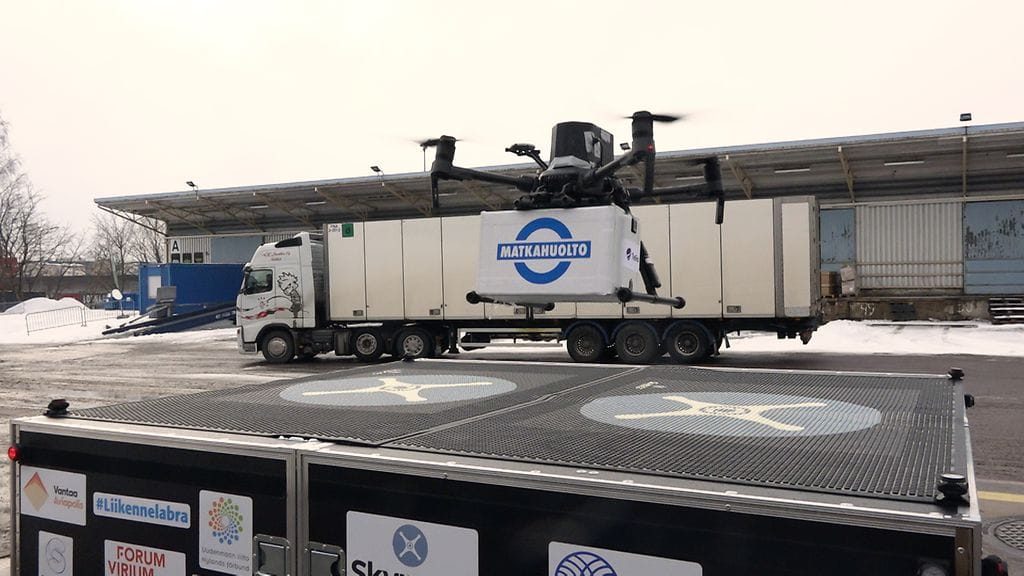 Matkahuolto ja Kesko kokeilevat pakettien kuljettamista droneilla Vantaalla.