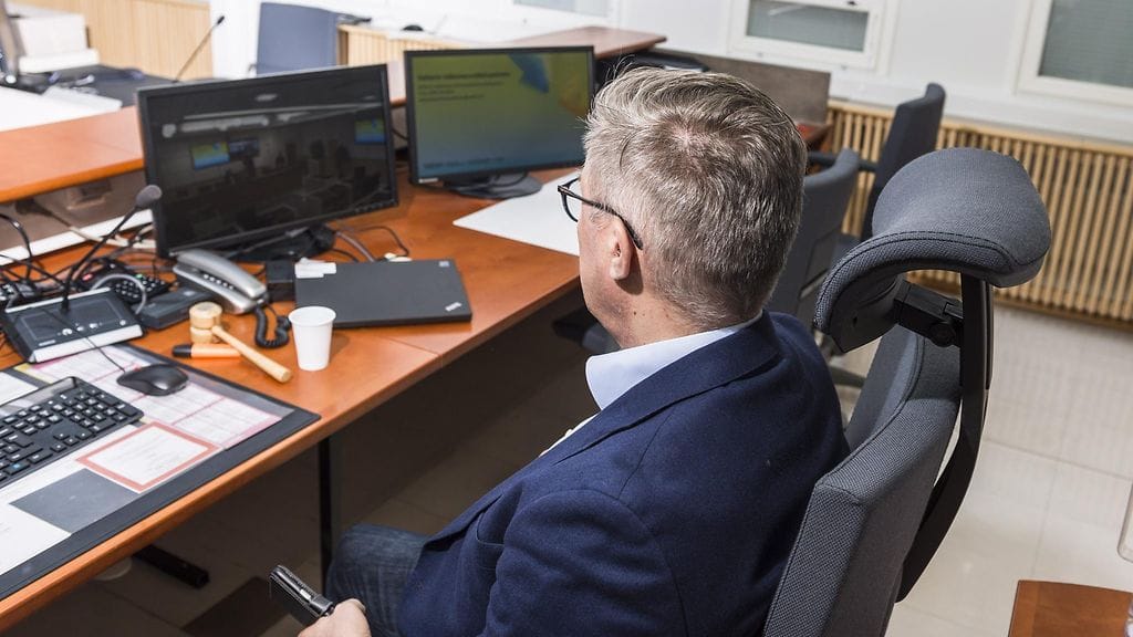 Kainuun käräjäoikeuden laamanni Pekka Määttä sekä etäoikeudenkäynnissä käytettävää välineistöä Kainuun käräjäoikeudessa.