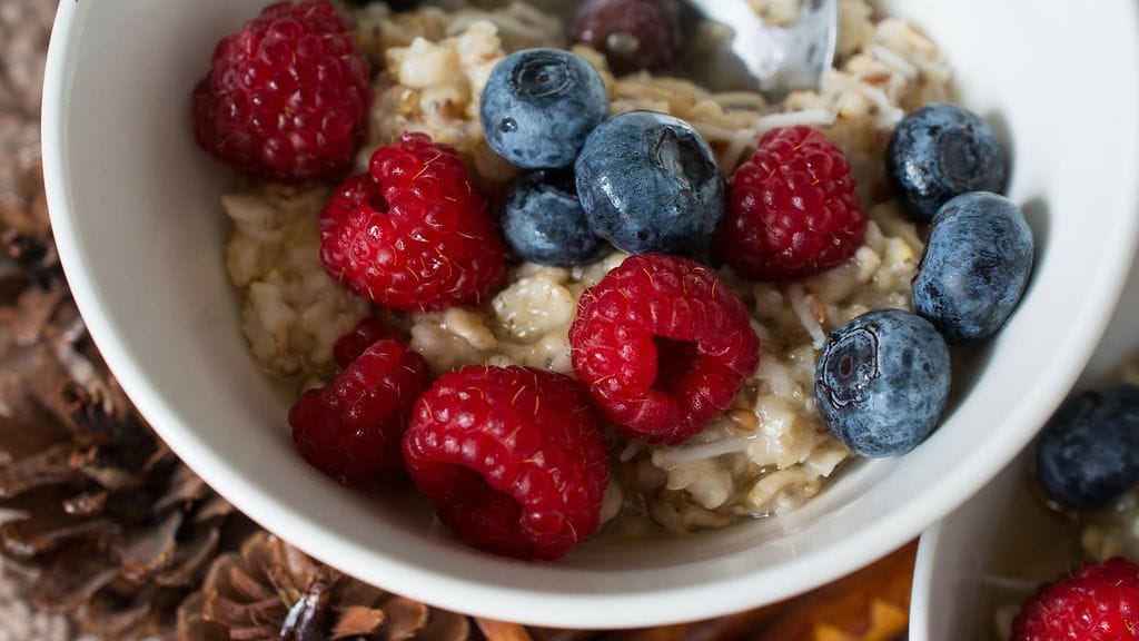 Mustikoita kannattaa lisätä jatkossakin aamupuuron joukkoon.