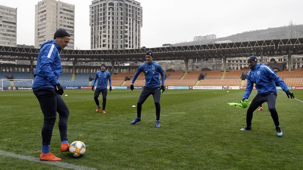 Suomen jalkapallomaajoukkue harjoitteli maanantaina Jerevanissa.