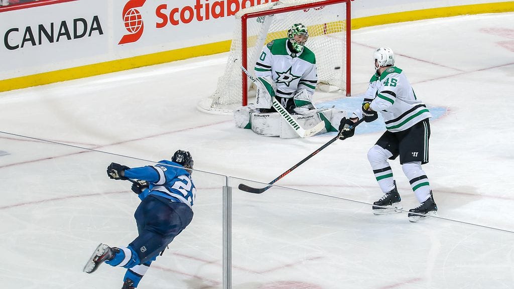 Patrik Laine jysäytti kiekon Dallas Starsin verkkoon.