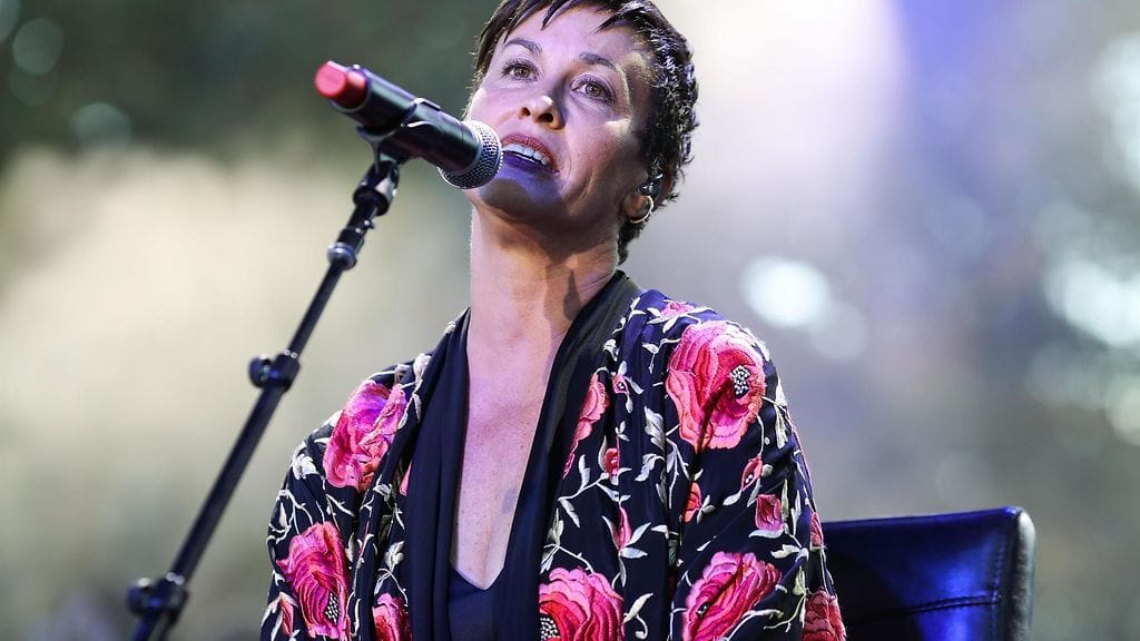 Alanis Morissette esiintymässä joulukuussa 2018.