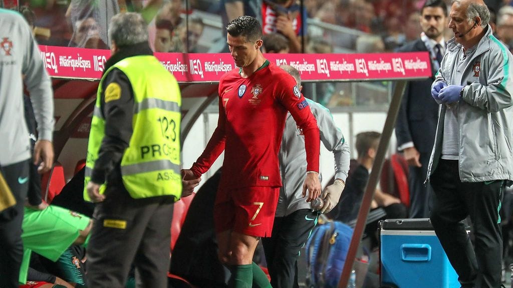 Cristiano Ronaldo joutui vaihtoon loukkaantumisen takia EM-karsintojen ottelussa Serbiaa vastaan.