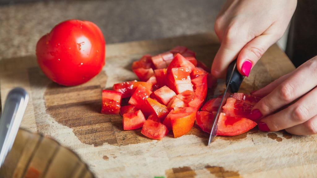 Tomaatin syönti kannattaa osana muutoinkin terveellistä ruokavaliota. Kuvituskuva.
