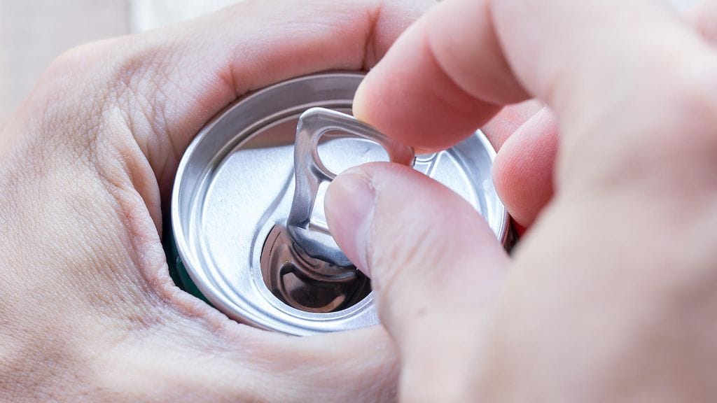 Energiajuomia myydään Suomessa viikottain satoja tuhansia tölkkejä. Kuvituskuva.