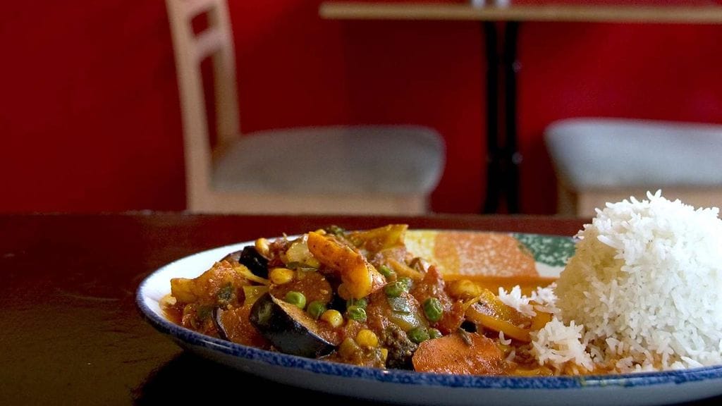 Nepalilaisissa ravintoloissa muun muassa teetetään ylipitkiä työpäiviä eikä korvaus työstä ole lähelläkään virallisia työehtoja, Helsingin Sanomien selvityksessä todetaan.