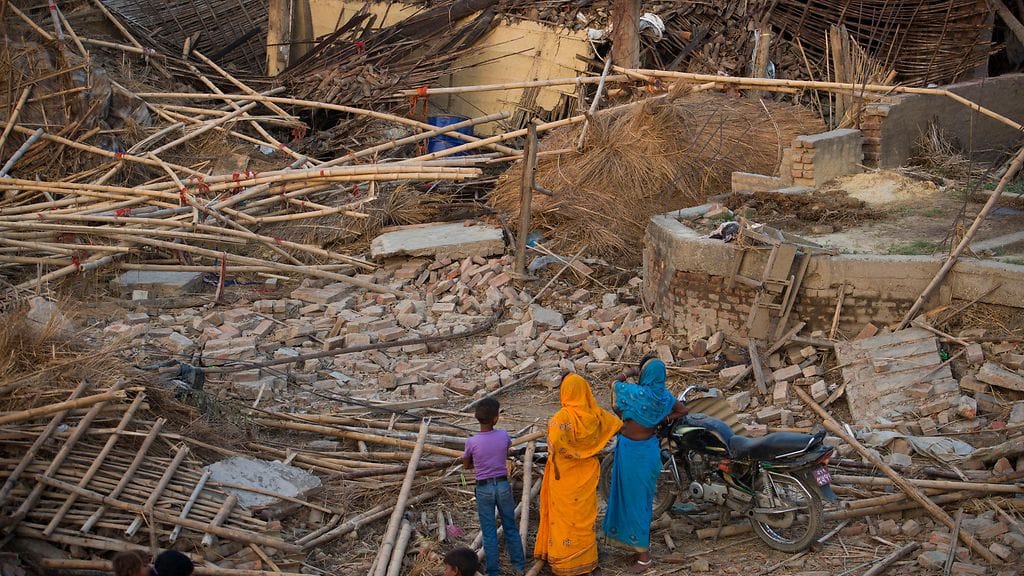Myrsky tuhosi taloja Nepalissa Baran piirikunnassa.