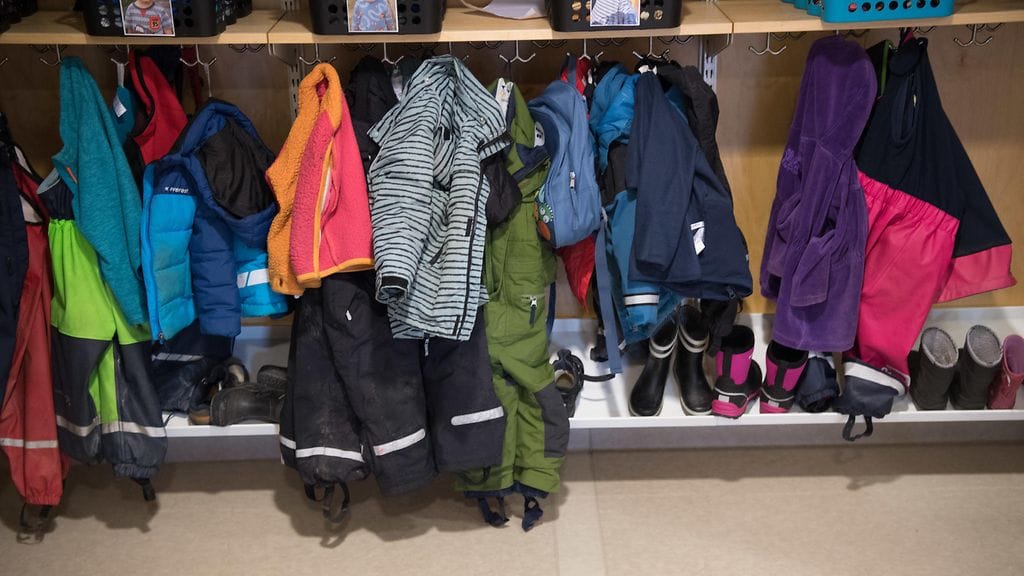 Lapsen ollessa päiväunilla työntekijä oli nipistänyt tai puristanut tyttöä, minkä seurauksena tytön olkapään alueelle oli tullut selvästi havaittava mustelma.