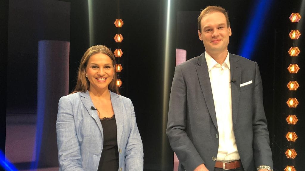 Janina Fry osallistuu Sinustako kansanedustaja -ohjelmaan RKP:n edustajana. Vieressä kilpakumppani Ville Kaunisto kokoomuksesta.