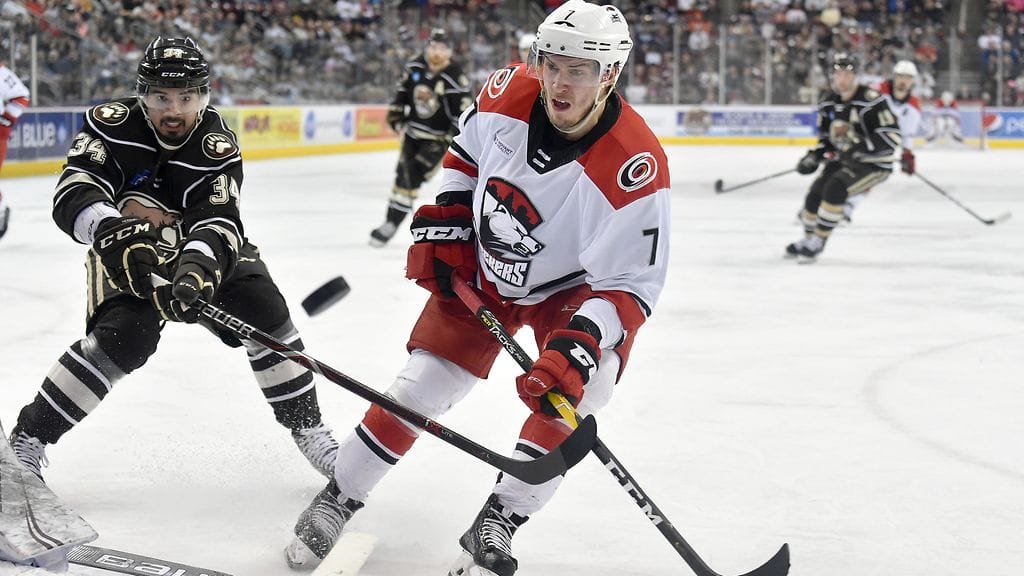 Aleksi Saarela (kuvassa, vaalea paita) on NHL-debyytin kynnyksellä.