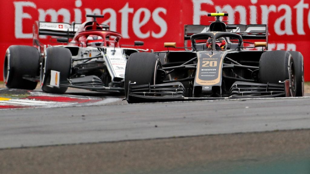 Kimi Räikkönen ohitti Haasin Kevin Magnussenin ja Romain Grosjeanin kahteen kertaan Kiinan F1-kisassa.