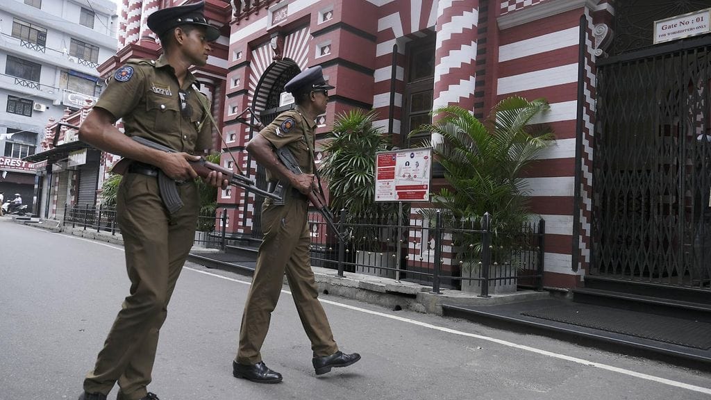Poliisi partioi Colombon kaupungissa Sri Lankassa 26. huhtikuuta 2019. Kaupungissa tehtiin useita pommi-iskuja pääsiäisviikonloppuna.