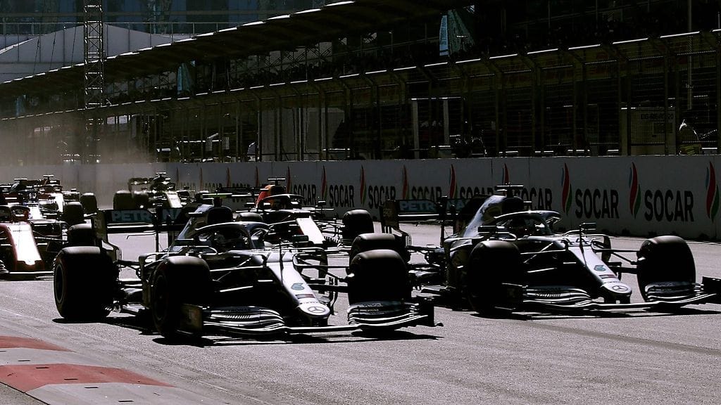 Valtteri Bottas piti Lewis Hamiltonin takanaan Azerbaidzhanin F1-kisan lähdössä.