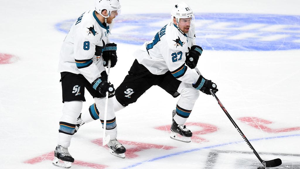 Joonas Donskoi (oik.) kehui San Jose Sharksin kapteenia Joe Pavelskia.