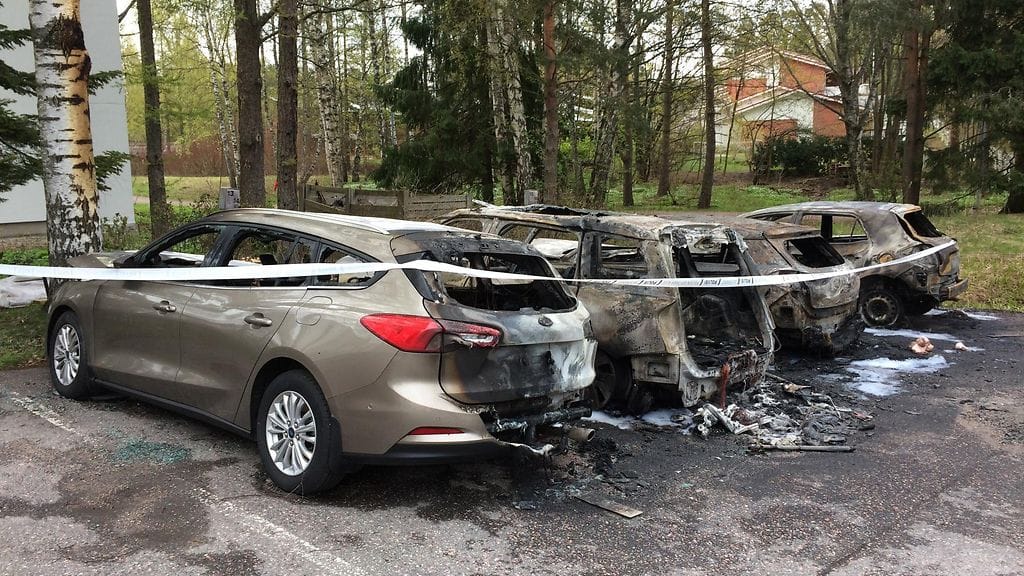 Poliisi tutki yöllä alueen koirapartion avulla. Poliisilla ei ole vielä tietoa rikoksista epäiltyjen henkilöllisyydestä tai siitä, onko kyse yhdestä vai useammasta epäillystä. Rikospaikkatutkinta Matinkylässä jatkuu tänään.