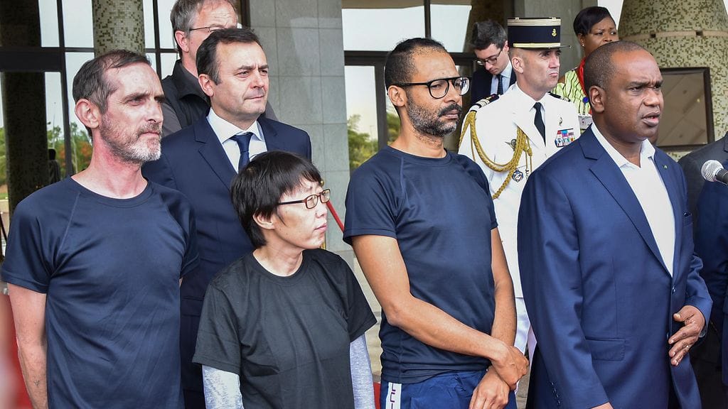 Vapautetut panttivangit Burkina Fason presidentin palatsissa.