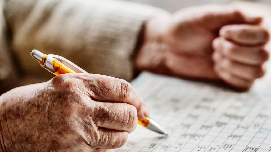 Sudokujen ja ristikoiden täyttäminen kannattaa.