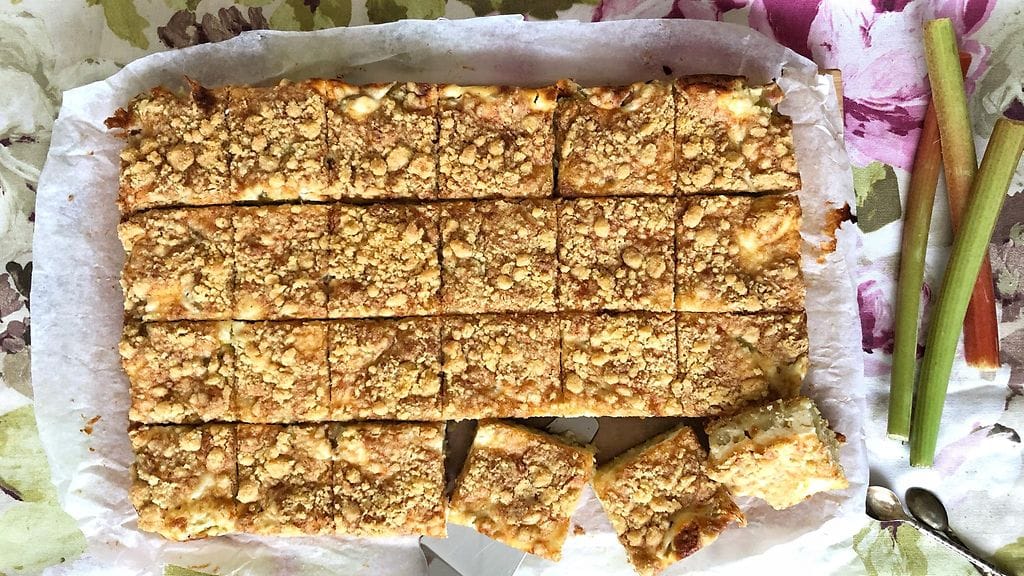 Maisemakahvilan raparperipiirakka kokonainen