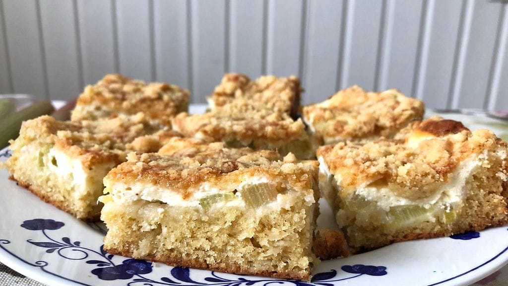 Maisemakahvilan raparperipiirakka lautanen