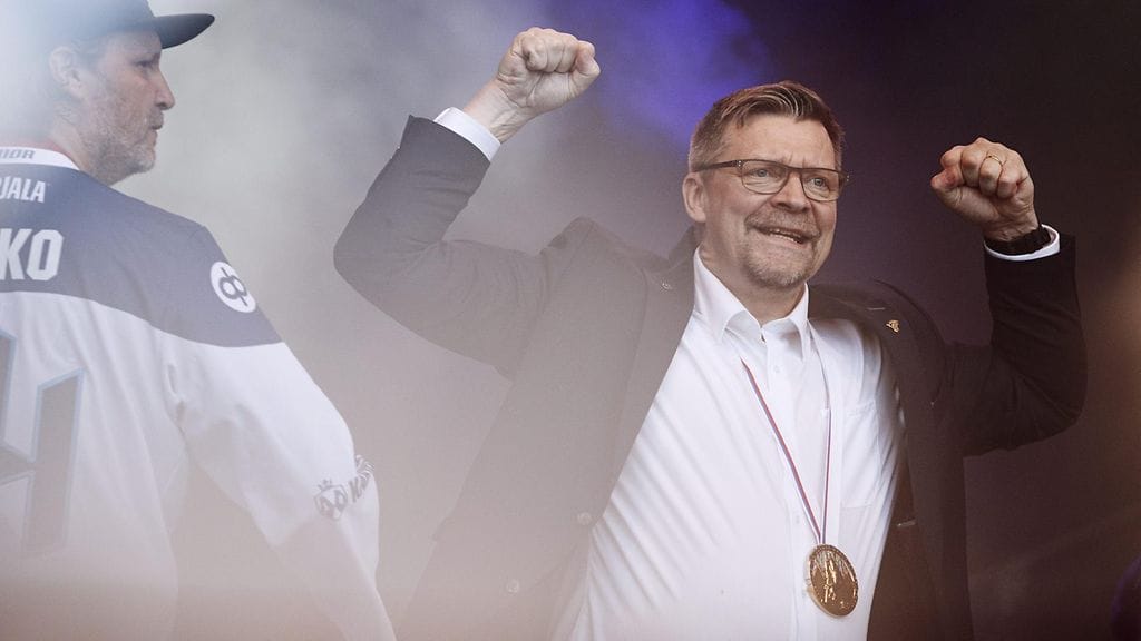 Jukka Jalonen tuulettaa maanantaina Kaisaniemen kansanjuhlassa toista aikuisten maailmanmestaruuttaan.