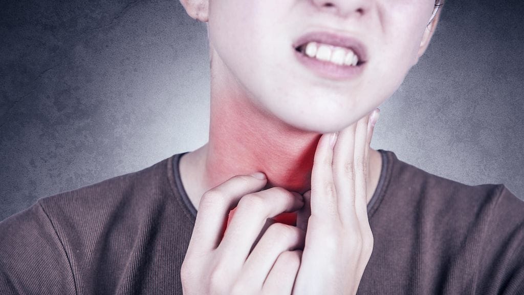 Niellystä nappiparistosta voi vapautua vatsassa syövyttäviä yhdisteitä. Kuvituskuva.