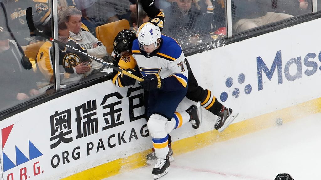 Oskar Sundqvist taklasi Matt Grzelcykiä.