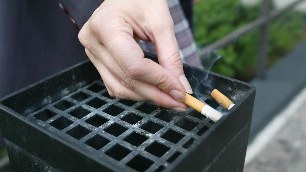 Säännöllisesti tupakoivistakin 42 prosenttia kannattaa ikärajan nostamista.