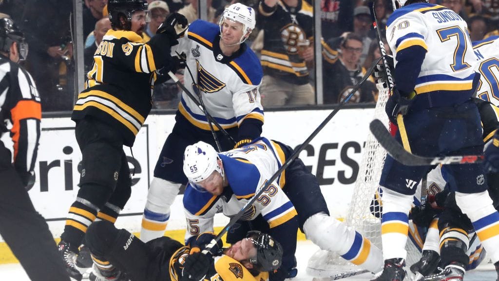 St. Louis Bluesin Colton Parayko runnoo Boston Bruinsin David Pastrnakin jäihin.